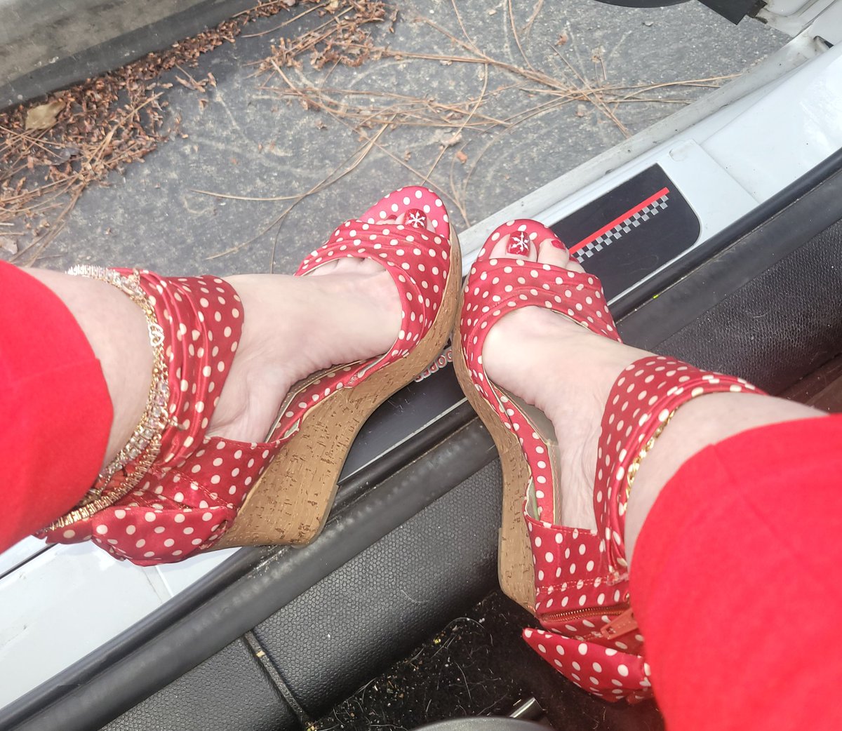 Toetal_solemate's tweet photo. Do you know what day it is?
#wedgewednesday #Wednesdayfeet #wedgeshoes #footfetish #footworship #wrinkledsoles #feetfemdom #maturesoles #feet #kissmyfeet #footmodel https://t.co/HgO0yGu7xp