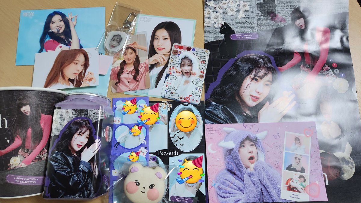 카페에 들어가자마자 엄청 아기자기 예쁘게 꾸며져 있었다. 처음 온 생일카페인데 온통 채연이 천지에 키오스크도 채연이어서 오늘이 채연이 생일인 게 확 와닿았다!! 사진도 찍고 이것저것 많이 받았는데 특전이 다 예뻤다!

#채연어르신_325번째_생신파티
#Bewitched_by_chaeyeon