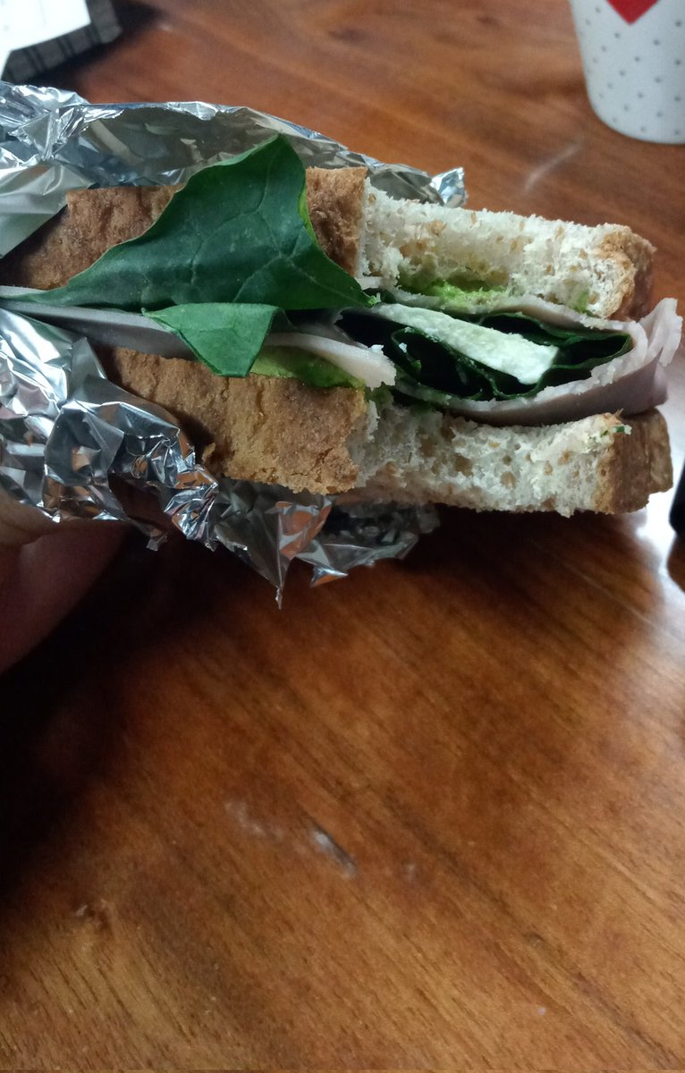 dianasanchez86's tweet photo. Hoy puse nuestros lonches( me faltaba mi desayuno)  y me fui a bañar y cambiar ,mientras Caty  desayunaba me hizo un sándwich, le puso espinacas,queso panela jamón y aguacate ❤️el más delicioso del mundo https://t.co/yBc8WOqgEC