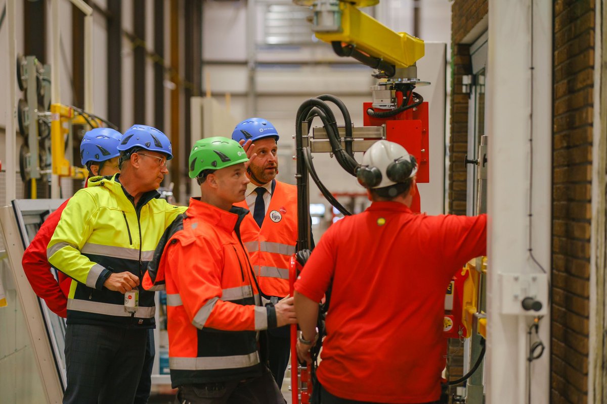 Meer betaalbare en duurzame woningen bouwen met minder mensen. Dat kan door fabrieksmatig te bouwen. Vandaag een voorbeeld daarvan gezien bij Van Wijnen in Heerenveen. Deze fabriek maakt de bouw van 4000 woningen per jaar mogelijk met 100 man. #innovatie m.youtube.com/watch?v=vz-Veq…