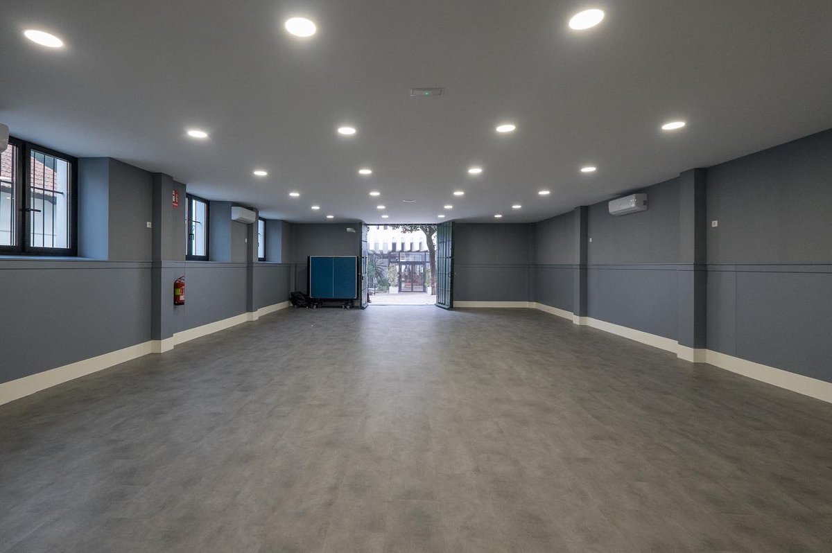 RCLabradores's tweet photo. 🟢 Tras la ⚒ reforma efectuada en la nave del Tenis de mesa y, con la construcción de una nueva entreplanta en la misma, ya están disponibles los espacios para su uso 🏓 deportivo. Una puesta al día constante de unos edificios que forman parte de nuestro día a día 🔴🔵 #ViveRCL https://t.co/2nyPZ0nplC