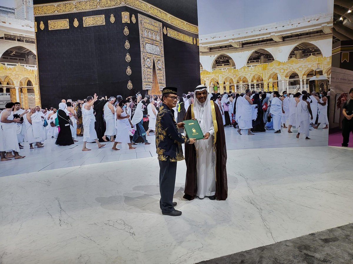 NCMF_BER's tweet photo. NCMF SECRETARY MAMONDIONG ATTENDS INTERNATIONAL HAJJ CONFERENCE AND EXPO

The formal exchange of the mother contract between the Saudi Ministry of Hajj and Umrah and the National Commission on Muslim Filipinos was done in Jeddah. https://t.co/8W99Hk0pC6