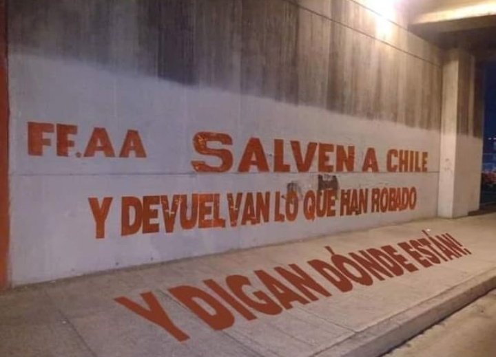 Chileokulto's tweet photo. Literalmente a los que pedían ayuda de las FFAA, les salió "el tiro por la culata"😂 ...ingeniosos muralistas han ido modificando el rayado que decía solo "FFAA salven a chile", con verdades que algunos quieren olvidar. https://t.co/MYCyMxiDEp