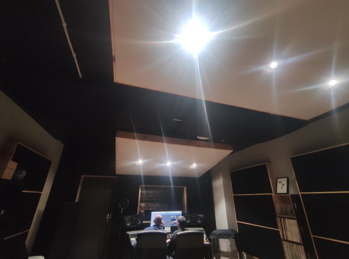 Ossianzgz's tweet image. Rapeadas serías con los Ucronía en #onetwoonetwo.