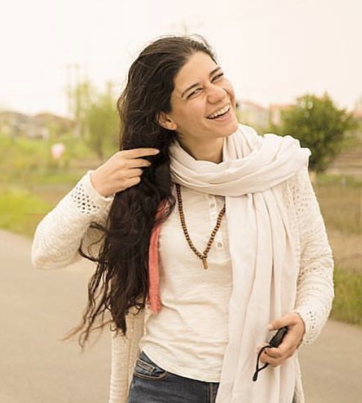 دخترم #نسیم_سلطان_بیگی شب گذشته هنگام خروج از کشور در فرودگاه بازداشت شد.موبایل او زمانیکه برای تحویل وسایل و دریافت کارت پرواز رفته بود خاموش شد‌ و بعد از چند ساعت بیخبری،در تماسی کوتاه از بازداشت خود و توقیف وسایلش خبر داد.از نهاد بازداشت کننده و محل نگهداری نسیم بی‌اطلاعم