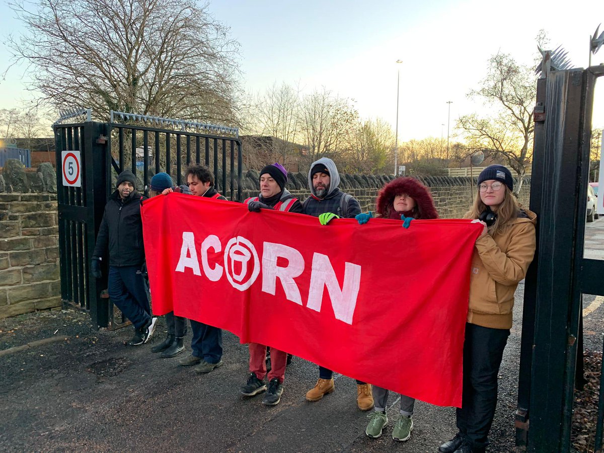 Striking workers aren’t allowed to block scabs from breaking their strike... but ACORN can! 

The mighty <a href="/ACORNLeeds/">ACORN Leeds 🦉🤝🦉</a> on the <a href="/CWUnews/">CWU</a> picket lines from 5am sending scab vans packing💪🚩