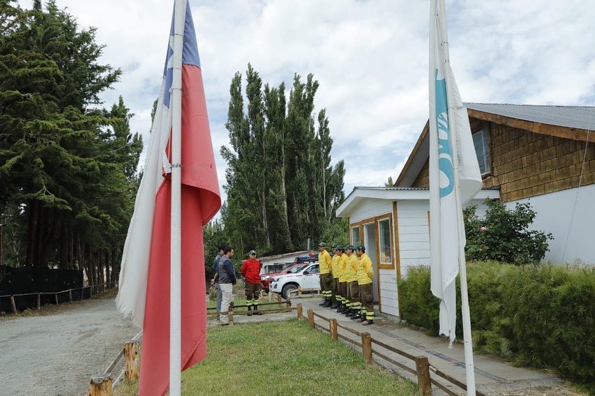 MinagriAysen's tweet photo. Seremi @AlanEspinozaO se reúne con brigadistas de la Ñire 7 de #ChileChico en el marco del Plan de Prevención de #Incendiosforestales #impulsado en #Aysén en conjunto con FFAA, @goreaysen_  y @GobiernodeChile #IncendiosForestales https://t.co/sZYsbrZ1P6