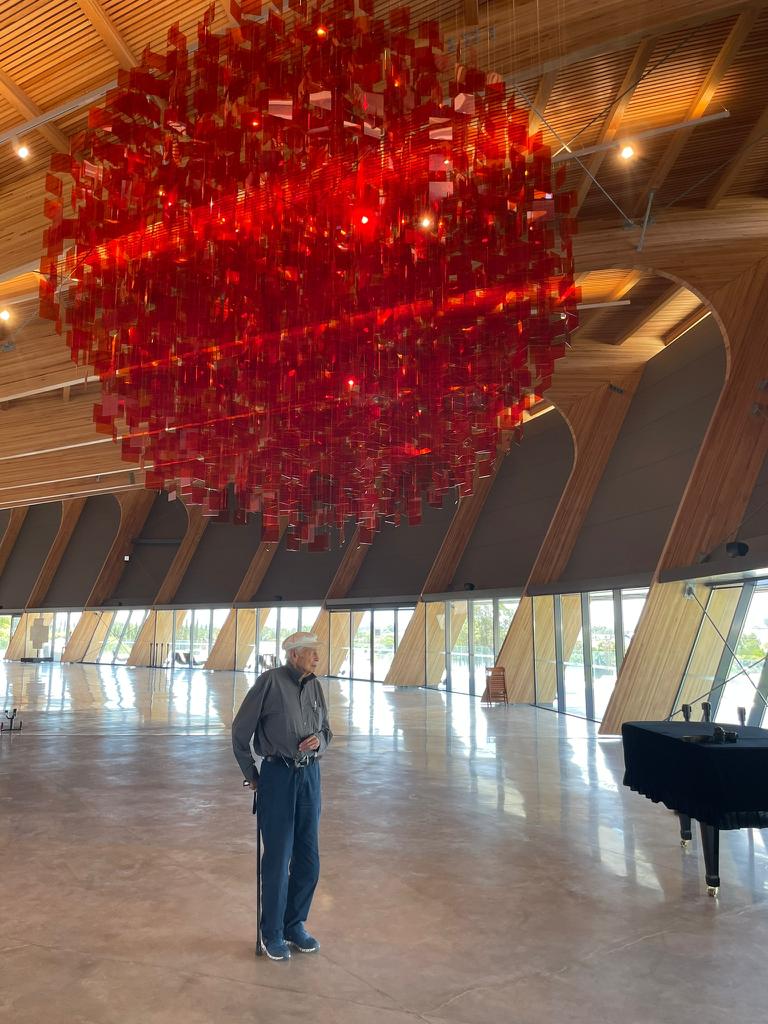 Julio Le Parc recorriendo su exposición en el museo MACA, donde se han recopilado obras desde sus inicios en Argentina en 1958, hasta sus creaciones más recientes. Este proyecto celebra la gran trayectoria del artista dentro del arte cinético a nivel internacional.