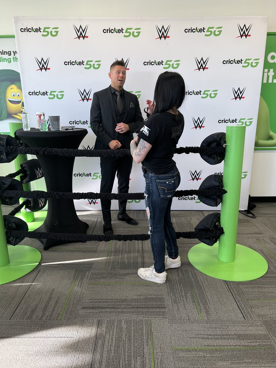 Kateelynj's tweet photo. Missin the time I met @mikethemiz , finally happened after so long! Best time ever . 🫶🏼 @MaryseMizanin https://t.co/x3S9nOeRqY