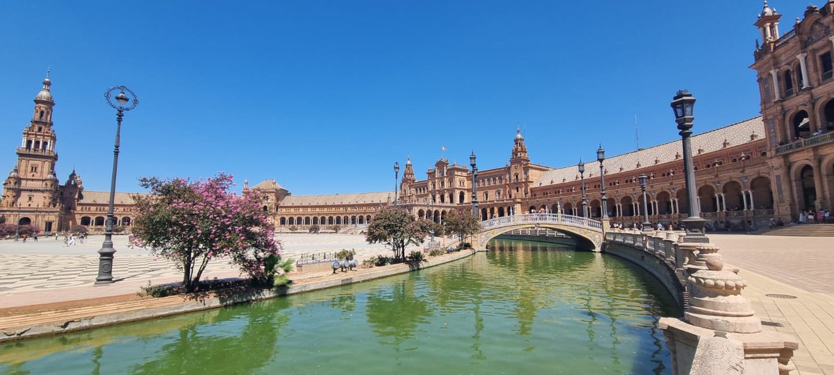 Il calore di una città nell’abbraccio di una piazza. Plaza de España rappresenta benissimo l’essenza di Siviglia e, in generale, degli andalusi: gente calda, socievole, affettuosa, pronta a lasciarti a bocca aperta per la bellezza che mostra e che porta dentro di sé. #Meraviglie