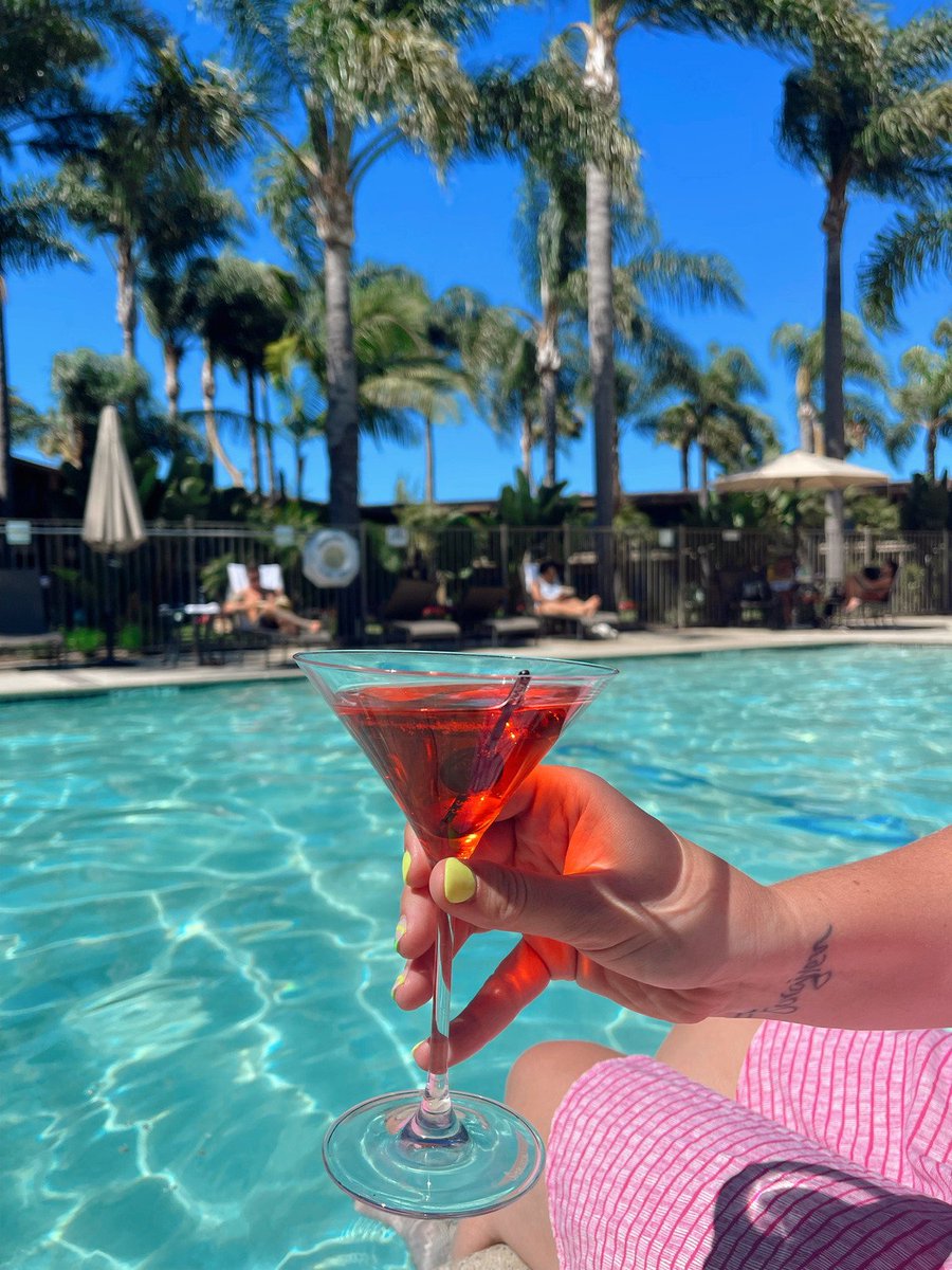 doubletreesdbay's tweet image. Sip, sip, hooray! The best midweek pick-me-up? A poolside craft cocktail from @pointlomacafe right here at #HolidayInnBayside 🤩🍹