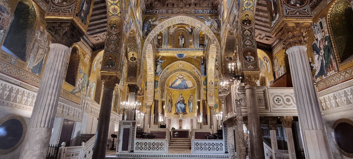 Visitando la Cappella Palatina si è al centro di uno spettacolo immersivo, circondati da una bellezza abbagliante. Un’opera d’arte frutto di maestranze molto diverse: bizantine, arabe, latine. Uno spettacolo che intenerì anche l’animo conquistatore dei normanni. #Meraviglie