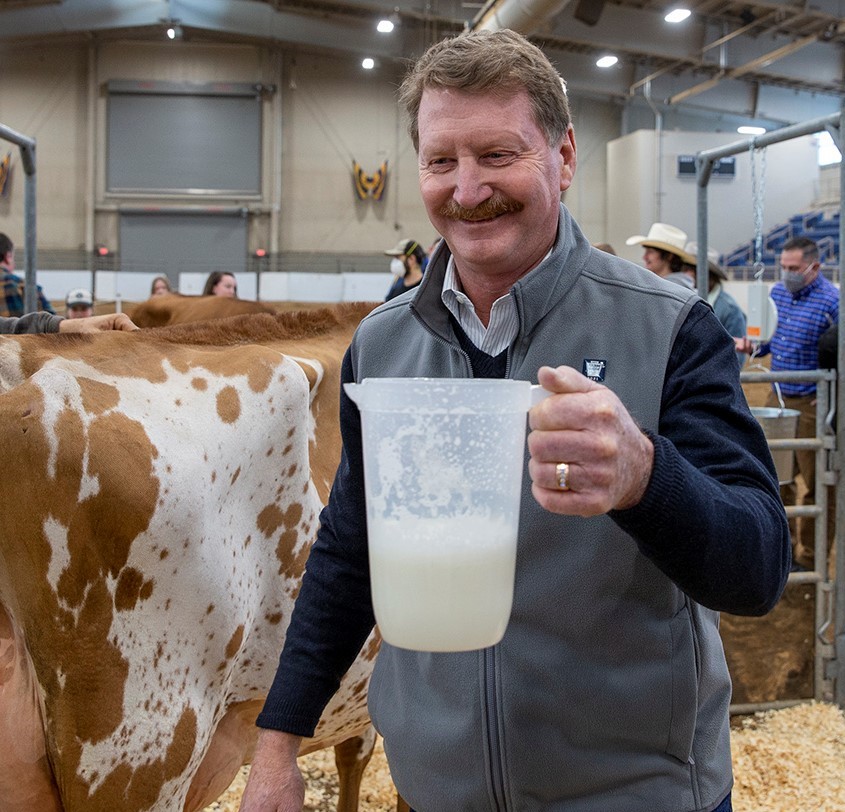 PASenAgComm's tweet image. Happy #NationalMilkDay!!!

We are thankful for all the #dairy farmers across the Commonwealth who make sure we have delicious and nutritious milk every day. 🥛🥛🥛