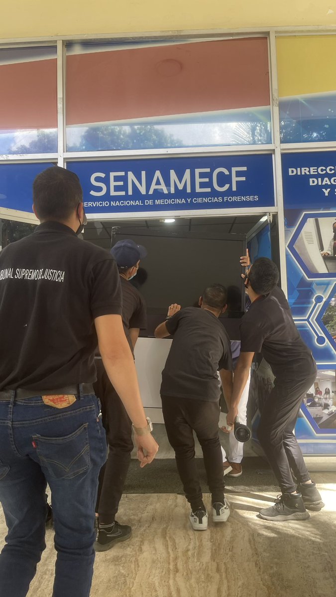 BarbaraCesarS's tweet photo. @TSJ_Venezuela entregó a través de @cetydip y en nombre de la Pdta. del TSJ Mag. Gladys Gutiérrez, 1 equipo de Videoconferencia a la Directora del @senamecfoficial Comisaria Lissett Moreno. Ahora se realizarán audiencias desde los tribunales de juicio con los/as Médicos Forenses. https://t.co/3sX9mGA0FP