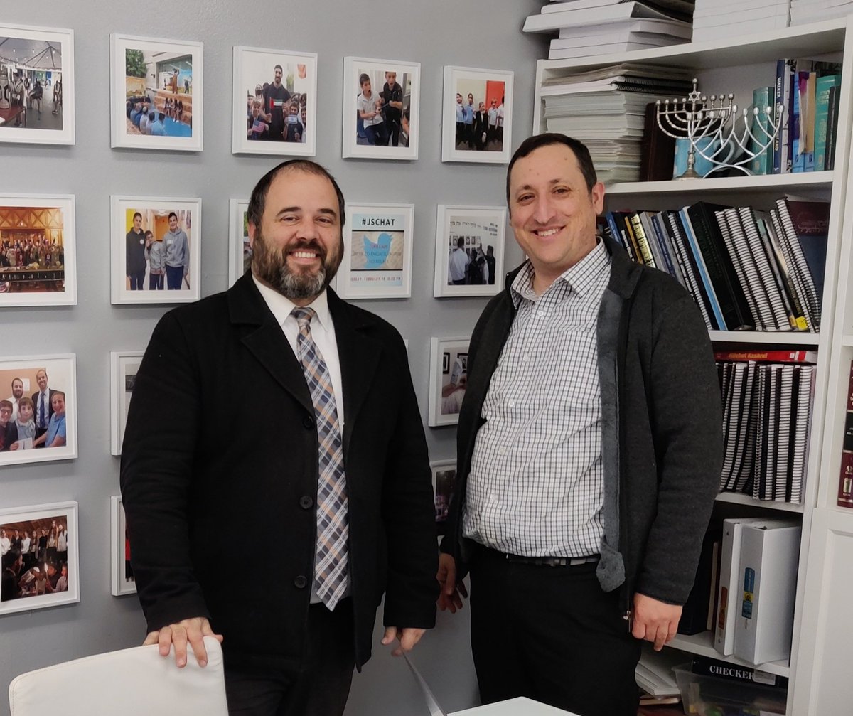 israelconnect's tweet photo. Finally met @ZachSwigard IRL! (Note the #jschat hashtag in the background!)
טוויטאפ עם הרב זאק, שאני עוקב אחריו עוד מימי הצ'ט הטוויטרי של המחנכים היהודים, שהיווה השראה לצ'ט #הפרשה https://t.co/pnpFeMZYVM