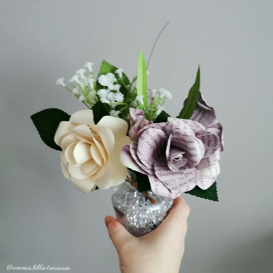 Bibliotreasures's tweet photo. I'm sharing a #positivitywave today. Obviously it's very wedding-themed after sending our invites out and having my dress fitting today. And how pretty are the flowers my mum made for the reception ๐
What's a positive thing from your week?
https://t.co/9yGNrzDp44
#bridetobe https://t.co/YTiHCBolTl
