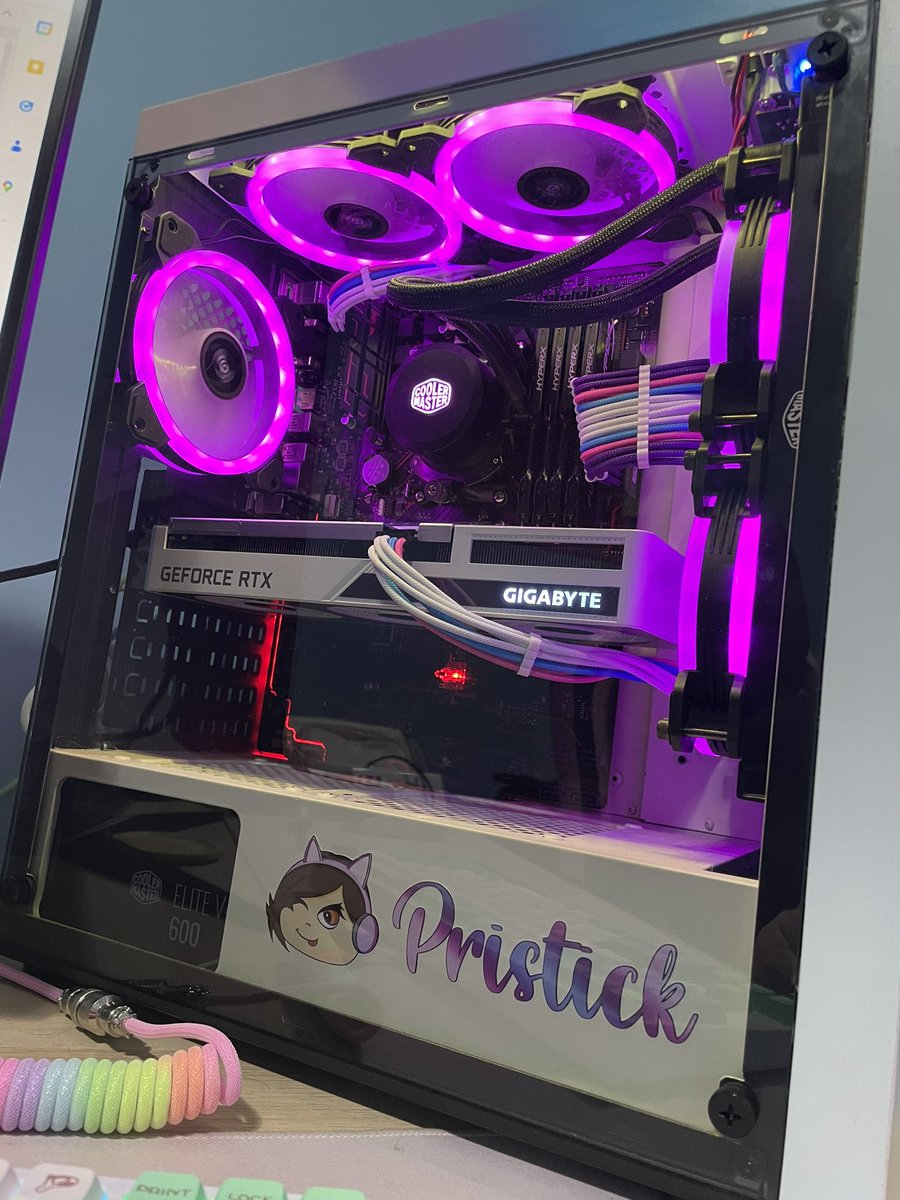 Pristick's tweet photo. @ItsJoshDesign @littleragergirl A mi me hizo el mío! La verdad que quedé encantada, justo lo que quería y con un trato muy cercano 👏🏻 https://t.co/mQD90M3gDu