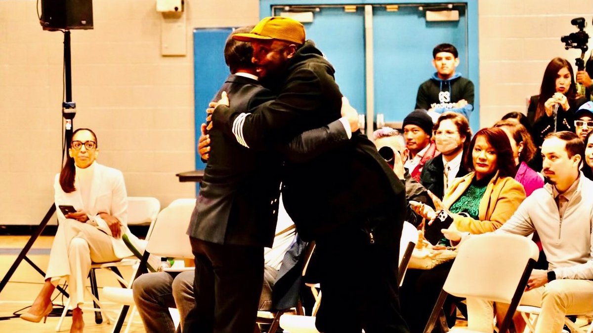 LAUSDSup's tweet photo. Happy to celebrate with https://t.co/qIgjsUQqHP, https://t.co/4HLADiP8Y2 Foundation, @VanJones68, WeLink, and HACLA on the expansion of internet service to even more households surrounding our schools in the Boyle Heights community. @iamwill @iamangelfdn https://t.co/iKWmuqPdZr