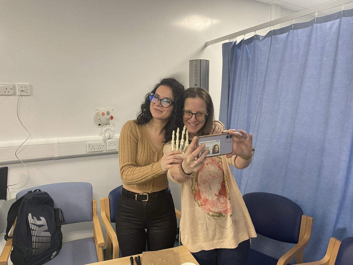 ExeterHandUnit's tweet image. Hand unit scrub team getting in some fracture fixation practice! Many thanks to @Medartis_UK