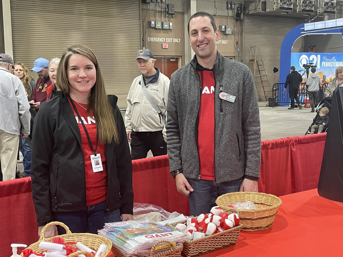PAFoodMerchants's tweet photo. It’s #PAFarmShow week, and we love seeing our @PAFoodMerchants members in action! Be sure to say hello to @GiantFoodStores when you go! 👋 #Grocery #Food #Retail #RootedInProgress https://t.co/lG6ooOUB9K