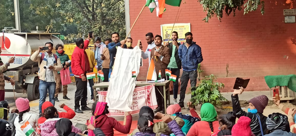 एसएससी जीडी 2018 के युवाओं के साथ न्याय कब होगा?
आपको जैसा राष्ट्र बनाना है बनाओ, लेकिन युवाओं को बेरोजगार मत बनाओ।
अगर हाईकोर्ट ने हमारे पक्ष में फैसला दिया है तो मतलब हमारी मांगे जायज हैं तो फिर आप हमें नियुक्ति क्यों नहीं देना चाहते?
#SSCGD2018 <a href="/PMOIndia/">PMO India</a> <a href="/narendramodi/">Narendra Modi</a>