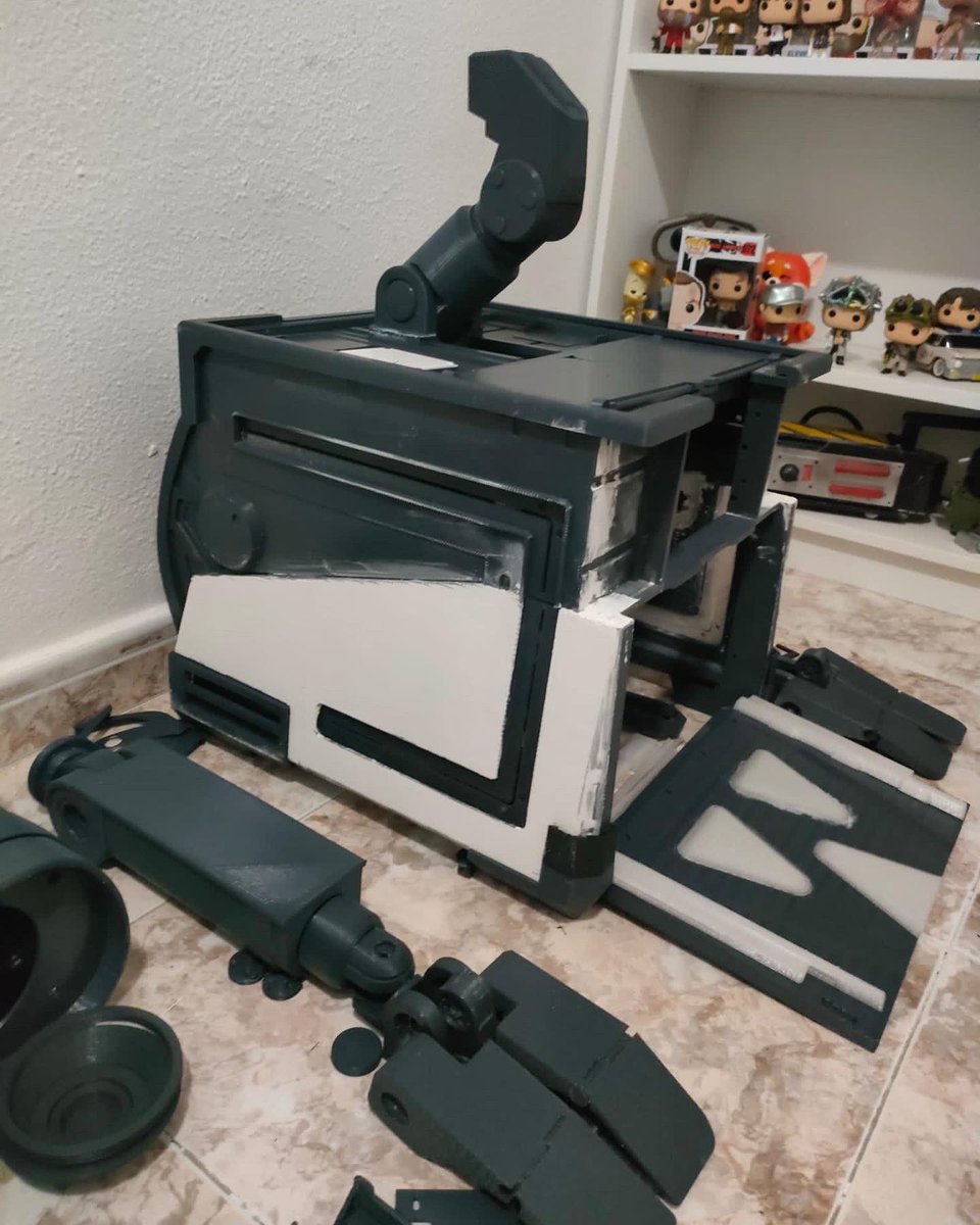 astromechspain's tweet photo. Así va avanzando el proyecto de nuestro compañero @carlospatriot
Sabéis que droide es?
Pista… no es de Star Wars…. 😜😜😜
#astromechspain #behappyandbuilddroids #starwars #droids #astromech #r2buildersclub https://t.co/K16z7Clm09