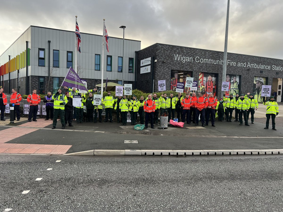 JonnyW06's tweet photo. Wigan Picket Line! Great support from the public. 

Take note @RishiSunak and @SteveBarclay we will stand here month on month, week on week, day on day until you recognise the state of the NHS, the state you have driven it into. 

Pull your finger out and negotiate with us! 🚑🪧 https://t.co/ZWshBUJA82