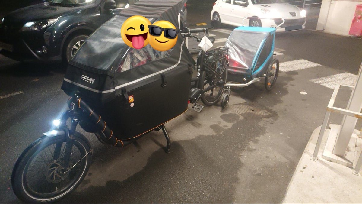cyclyon's tweet photo. Et comment tu fais pour aller chercher les courses pour 5, avec 2 enfants ? #velut #quaxing 

PS : oui, j’avais oublié de démonter et retourner la roue avant de la remorque  🙃 https://t.co/jVYgNePBEv