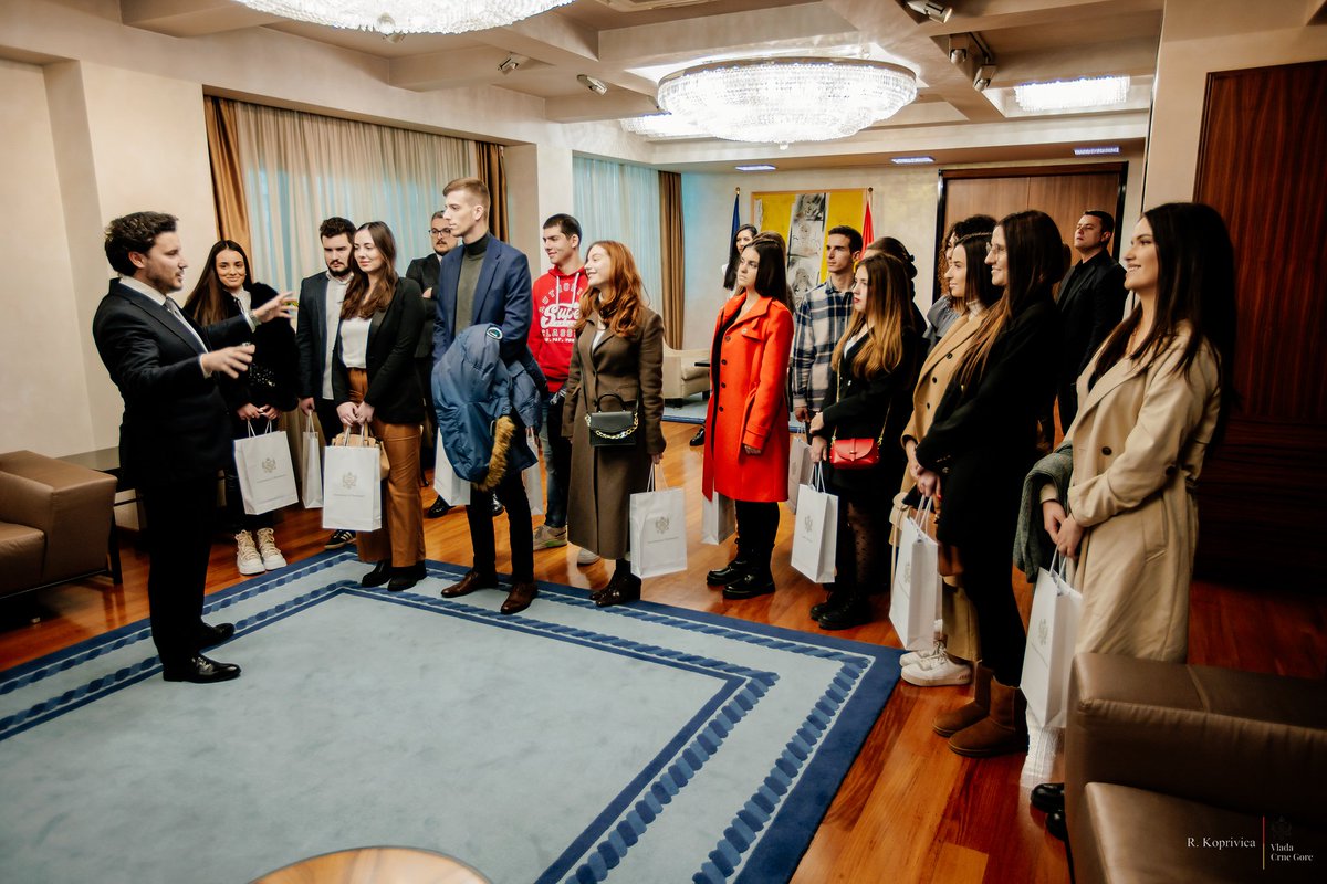 DritanAbazovic's tweet photo. Danas su nam u gostima boravili studenti iz @MAPSS_MNE koje smo upoznali sa načinom funkcionisanja @VladaCG, kao i našim radnim prostorom.Mladi ljudi će svojom energijom, kreativnošću i znanjem dati presudan doprinos da se 🇲🇪 razvija u pravom smjeru i što prije postane članica 🇪🇺 https://t.co/SsAMsLXDQW