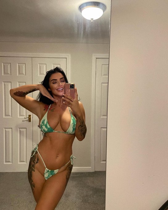 Do you like this colour on me? 🫣 https://t.co/3vnfbchpD8