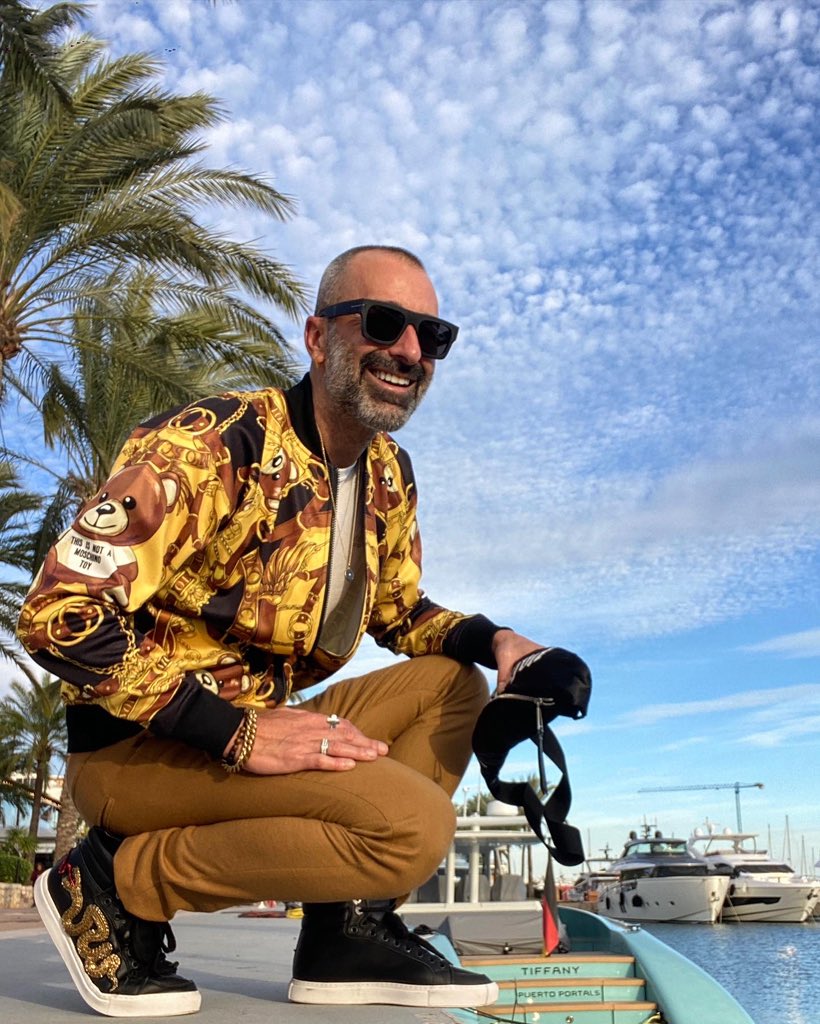 andresllompart's tweet photo. Al buen tiempo… buena cara 😎😎😎
.
.
.
.
#puertoportals #mallorca #puertoportalsmallorca #menstreetstyle #ootdmen #moschinomen #moschino #menandcoffee #hoscos #gayfashion #gaystyle #gaymallorca #dapper #gentleman #menwithstreetstyle #menlifestyle https://t.co/YT9k1xwBvE