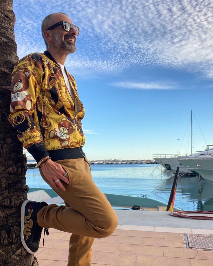 andresllompart's tweet photo. Al buen tiempo… buena cara 😎😎😎
.
.
.
.
#puertoportals #mallorca #puertoportalsmallorca #menstreetstyle #ootdmen #moschinomen #moschino #menandcoffee #hoscos #gayfashion #gaystyle #gaymallorca #dapper #gentleman #menwithstreetstyle #menlifestyle https://t.co/YT9k1xwBvE