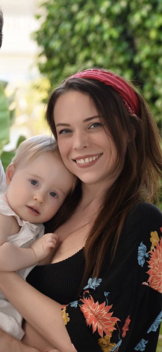 So my baby can unlock my phone with her face. Is your system fucked @apple or do I look identical to a one year old. You tell me.