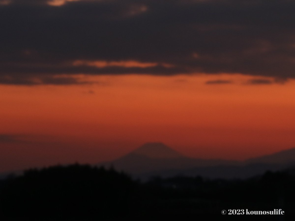 おはようございます、今日も快晴です。写真は空気が澄んで夕焼けが綺麗な日、富士山が夕闇に飲み込まれていく直前の姿です。【2023.1.8撮影】
