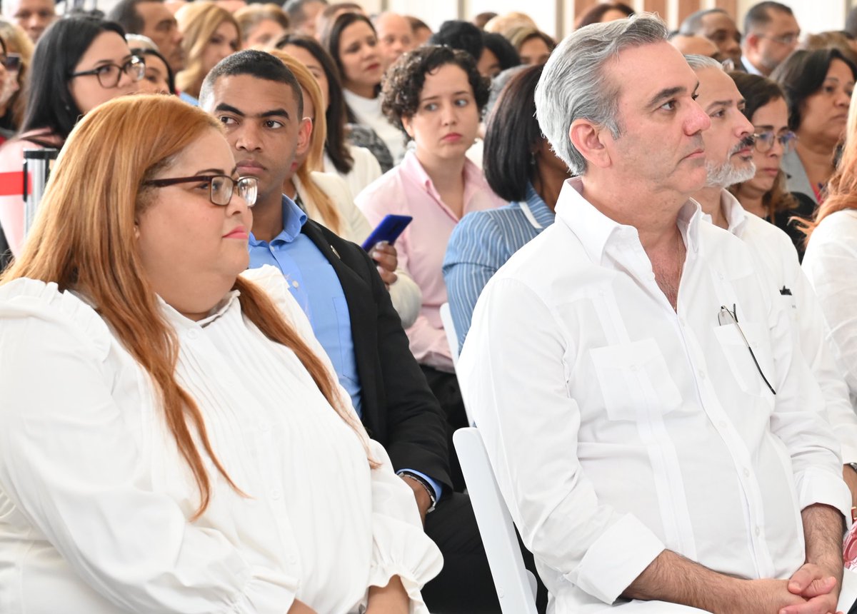 MayrajimenezTFJ's tweet photo. Con la puesta en marcha de esta política buscamos llegar a 7,800 familias, que serán beneficiadas, tanto con el acceso a los servicios, como con la posibilidad de formación en cuidados e inserción laboral. #CuidandoenAzua https://t.co/8dzo765Hmw