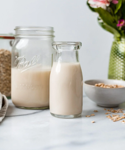 Happy National Milk Day! 🐮🐄
Do you ever have leftover milk and you don't want to throw it out?
If it's not spoiled, you can freeze it or turn your milk into a buttermilk at home by simply adding some lemon juice or white vinegar and add it to your pancakes!