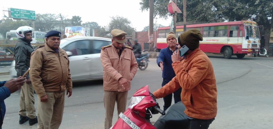 #CO_traffic @budaunpolice द्वारा #सड़क_सुरक्षा_माह के तहत  @tsibdn व परिवहनविभाग के साथ नगर क्षेत्रांतर्गत ड्रिंक एंड ड्राईव चेकिंग अभियान के अंतर्गत संदिग्ध व्यक्ति/वाहनों की चेकिंग कर लोगो को यातायात नियमों का पालन करते हुए वाहन चलाने हेतु जागरूक किया गया।  #UPPolice