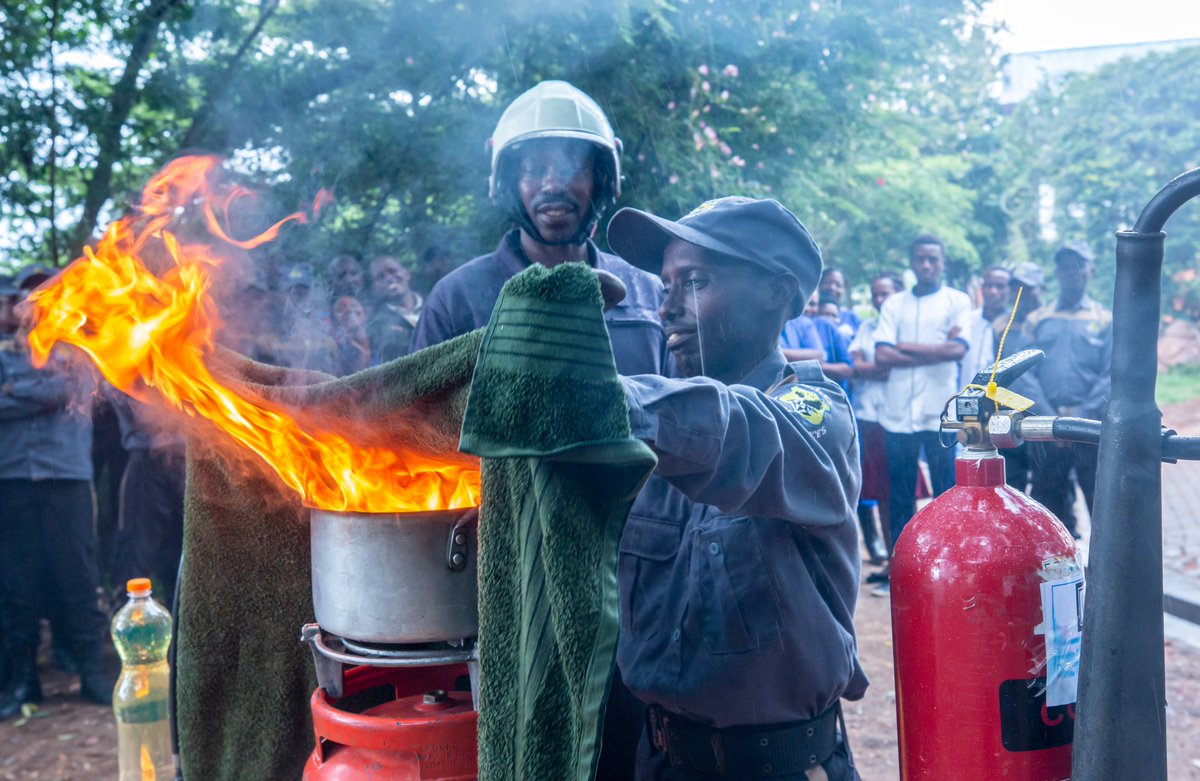 Rwandapolice's tweet photo. Ishami rya Polisi y'u Rwanda rishinzwe ubutabazi no kurwanya inkongi z’umuriro ryahuguye abakozi 218 b’Ibitaro bya Rwinkwavu muri @KayonzaDistrict. https://t.co/HLx04REb3x