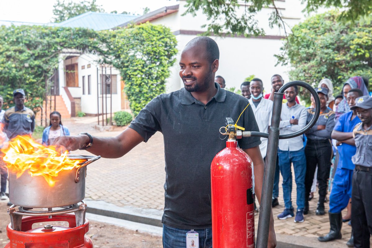 Rwandapolice's tweet photo. Ishami rya Polisi y'u Rwanda rishinzwe ubutabazi no kurwanya inkongi z’umuriro ryahuguye abakozi 218 b’Ibitaro bya Rwinkwavu muri @KayonzaDistrict. https://t.co/HLx04REb3x