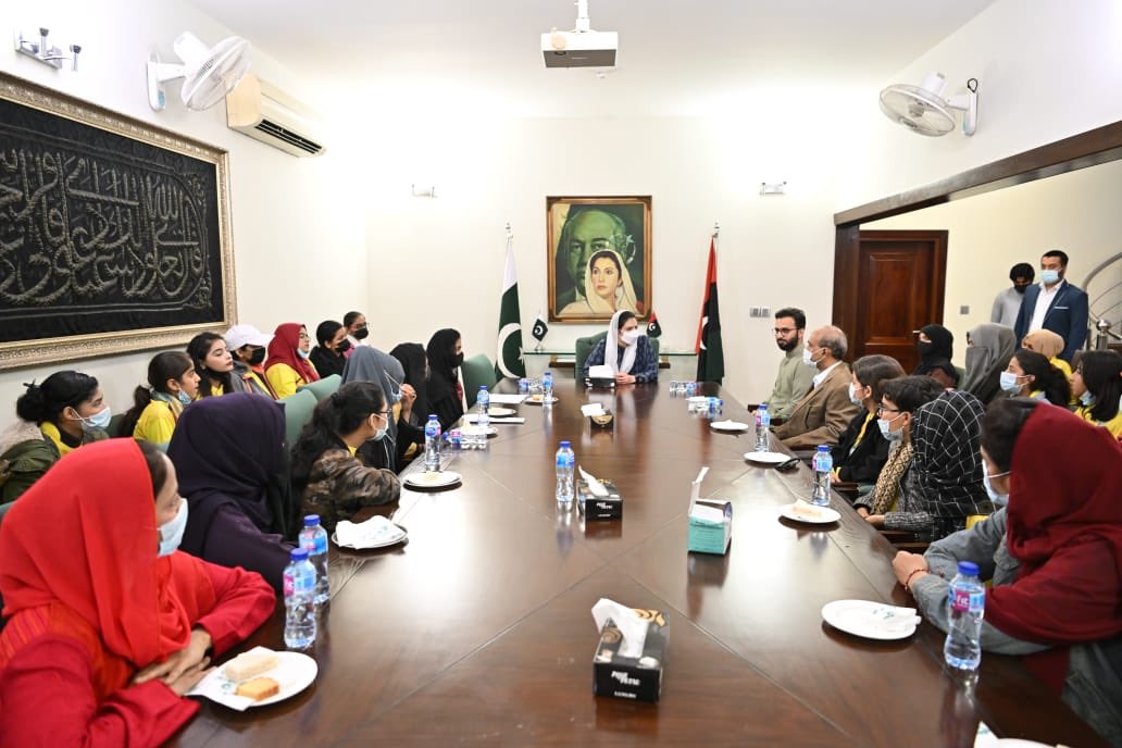 PyoSdkt's tweet photo. کراچی:لیاری گرلز کیفے کے وفد کی بلاول ہاوس کراچی میں بی بی آصفہ بھٹو زرداری سے ملاقات 
@AseefaBZ
 
@BBhuttoZardari https://t.co/vHF9OfyYK3