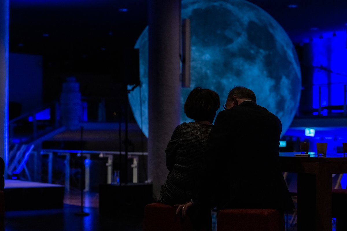 Gisteren was de officiële opening van Nieuwe Maan, festival voor transformatie. Met een officiële lancering en theatercollege door André Kuipers, en een Maanrede van hoogleraar en onderzoeker Heleen de Coninck! Kijk voor meer informatie &amp; kaarten op parktheater.nl/pQWaoCL/nieuwe…