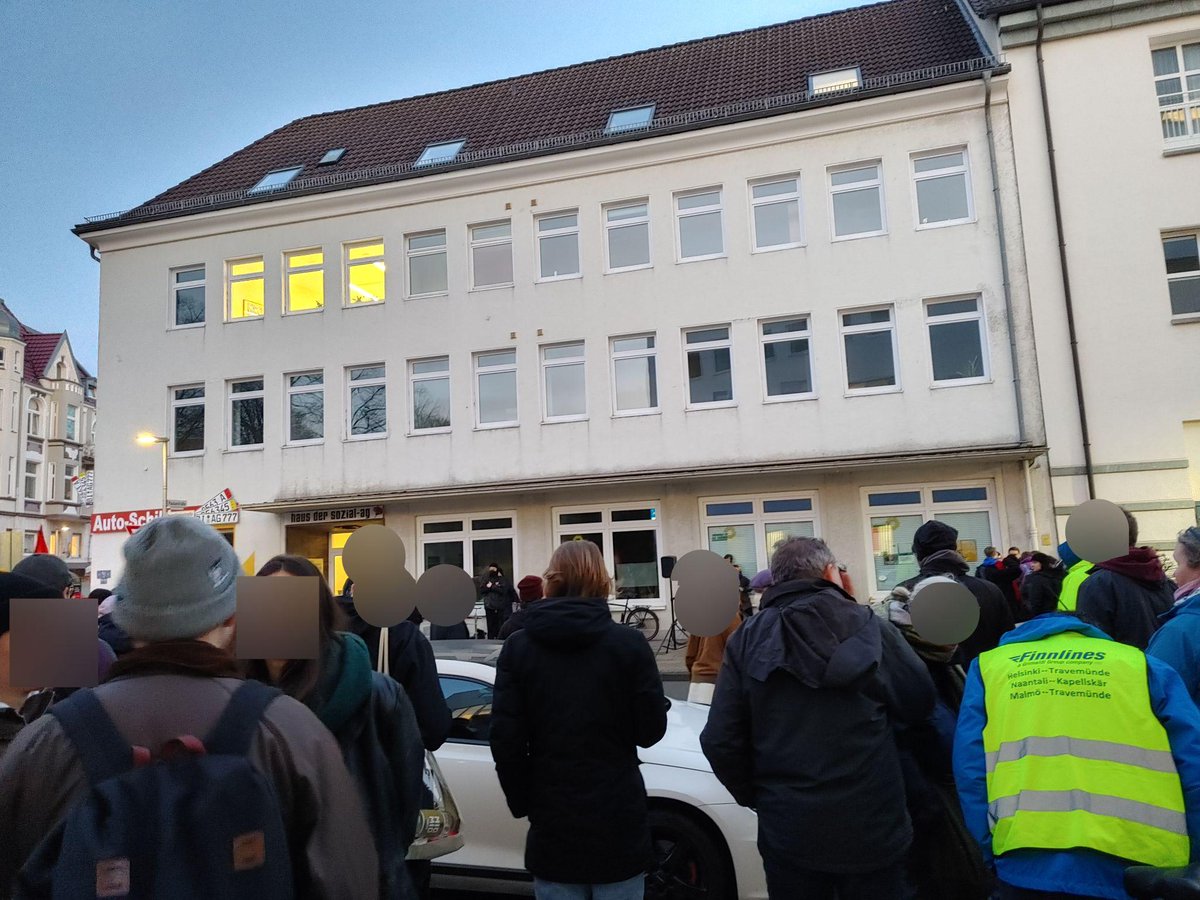 In #Bielefeld stehen etwa 150 Menschen vor dem Büro der Grünen und zeigen, dass wir für #Luetzerath kämpfen werden!
#LuetziBleibt