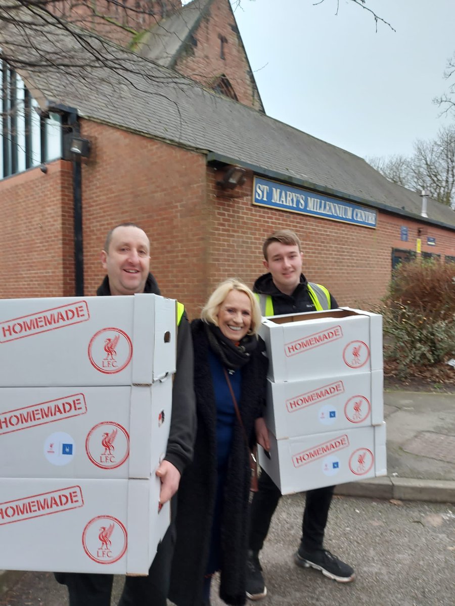 Thank you to the enormously supportive ⁦@LFCFoundation⁩ for the delivery of hampers today. These were distributed to community members in #Westderby today.  ⁦@Lila_Bennett53⁩ ⁦@WestDerbyCLP⁩