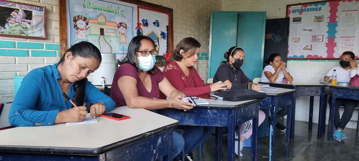 ue_033's tweet photo. Círculo de formación docente y planificación de actividades para el II momento de este año escolar.  @MPPEDUCACION @_LaAvanzadora @ZonaEducTachira @Berzabethg1 @Crazet2011 @2018Cra https://t.co/Hsr0w1bEE9