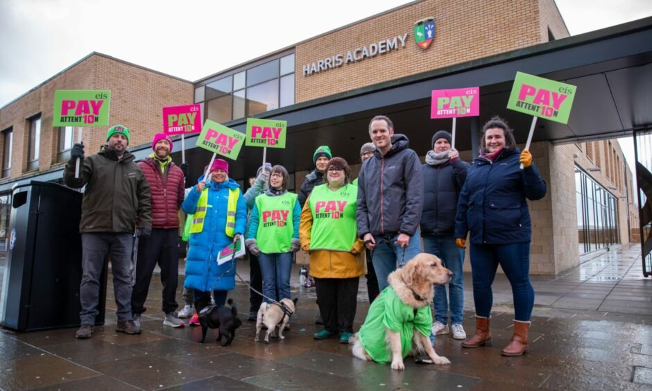 DundeeEis's tweet image. Harris colleagues standing together. Well done everyone.