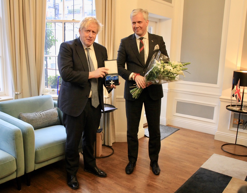 Today amb. @ViljarLubi was honoured to present 🇪🇪 @MFAestonia's award to the former 🇬🇧 PM @BorisJohnson with the Cross of Merit, First Class, for developing policies to counter the aggression and maintaining unity among democracies in the face of Russia’s war against #Ukraine.