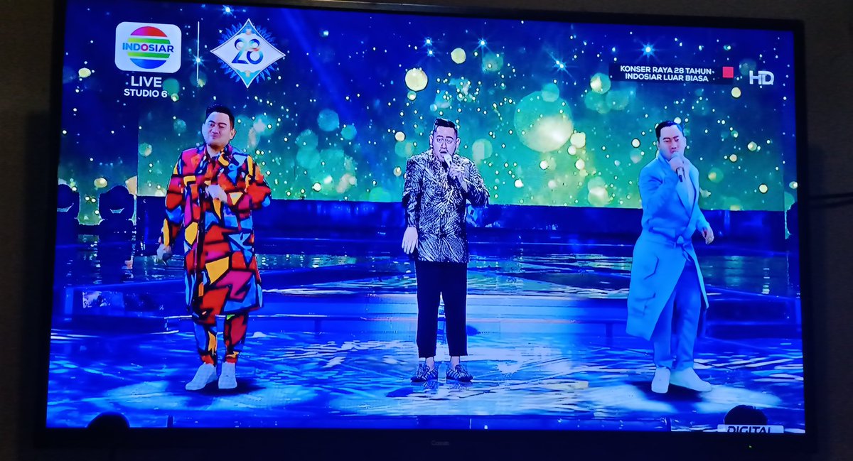 inaidem's tweet photo. Nassar = king of the king, yang pantas duet dan bersanding dengan belio hanyalah dirinya sendiri 👑👑👑 #kingnassar #indosiar #digoyang #wow #matilampu #fenomenal https://t.co/cQ4X5EBWsU
