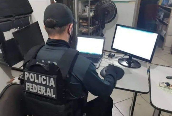 brazilposting's tweet photo. Rapaziada, hoje cedo uns rapazes da PF vieram aqui em casa, estão mexendo no meu computador agora, devo me preocupar? https://t.co/OhF3sNNOsW