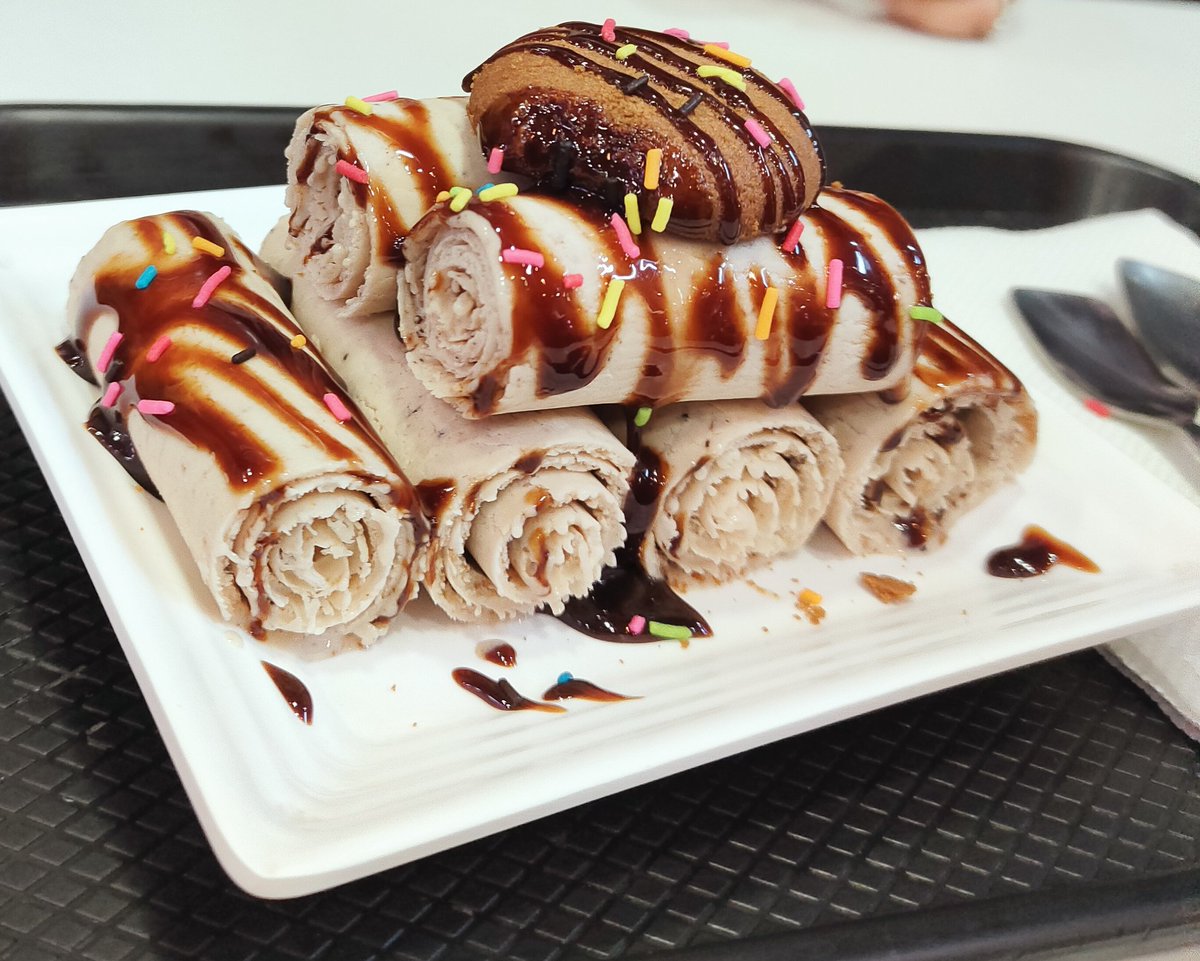 AlwaysShannu8's tweet photo. Dark fantasy 🍨😍
With @hafsa09876
#Icecream #DarkFantasy #Rollys https://t.co/aCJVDBlpxI