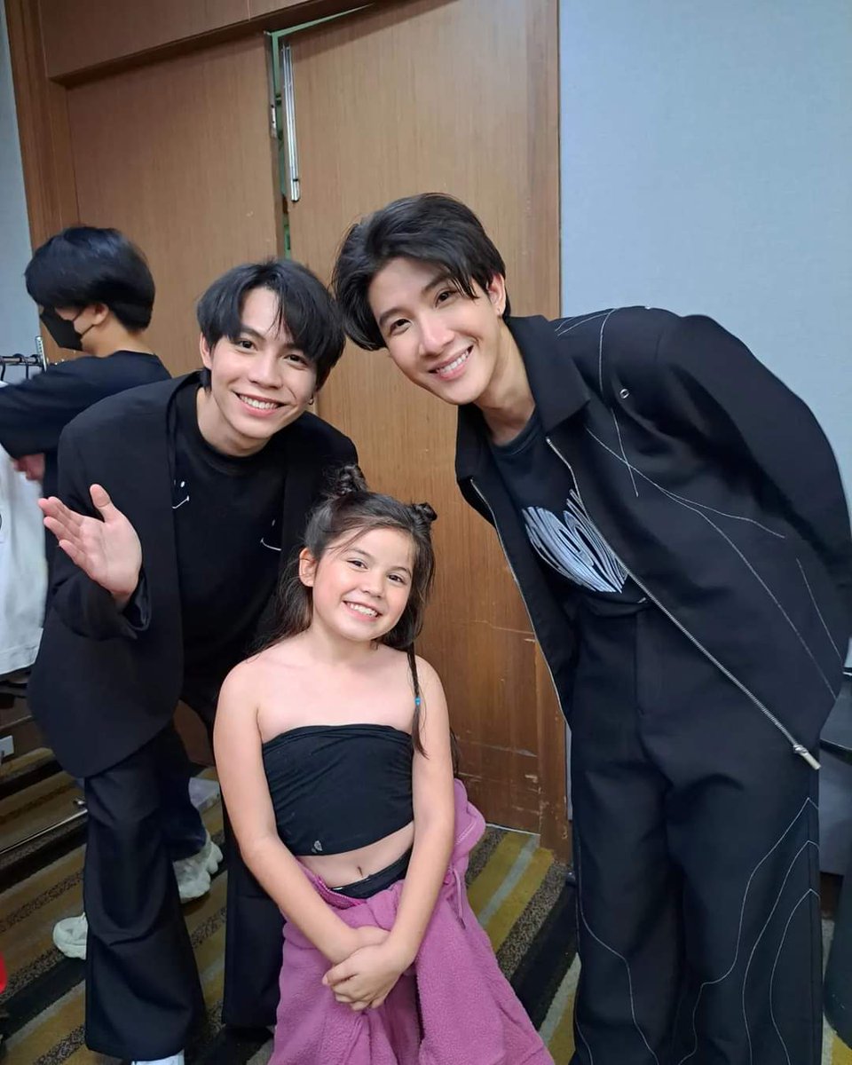 Monpapha2's tweet photo. เขามากันเป็นคู่แต่หนูขออยู่ด้วยได้ม้าย❤️❤️🥰
พี่ลีไม่มีคู่ไม่เป็นไรน้า คู่กับหนูก่อน^^

#Bata #Batathailand #SurprisinglyBata #StyleWithComfort  #bellacampen #ZeePruk #NuNew #จุงดัง #เฟิร์สข้าวตัง #ลีฐานัฐพ์ 
#BataEventXJoongDunk 
#BataEventXFirstKhaotung 
#BataEventXzeenunew https://t.co/nqtbdNEmMG